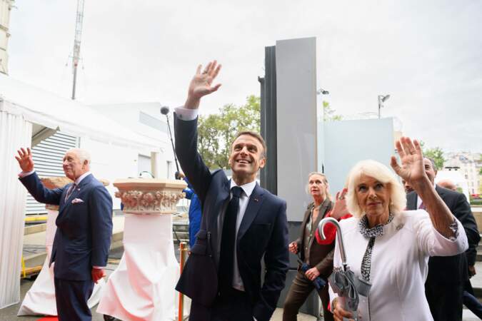 Le président Emmanuel Macron et la reine Camilla saluent la foule aux alentours de Notre-Dame de Paris, ce jeudi 21 septembre 2023
