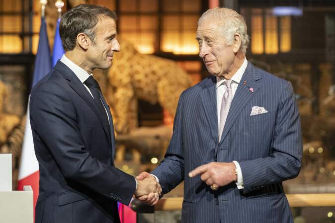 Le président de la République Emmanuel Macron et le roi Charles III complices au Muséum d'histoire naturelle, à Paris, ce jeudi 21 septembre 2023