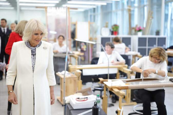 La reine Camilla découvre les ateliers de la maison Chanel, ce jeudi 21 septembre 2023