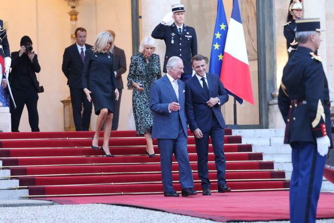 Le président de la République Emmanuel Macron et  la Première Dame Brigitte Macron raccompagnent Charles III et Camilla Parker Bowles après leur ultime rencontre à l'Élysée, ce jeudi 21 septembre 2023