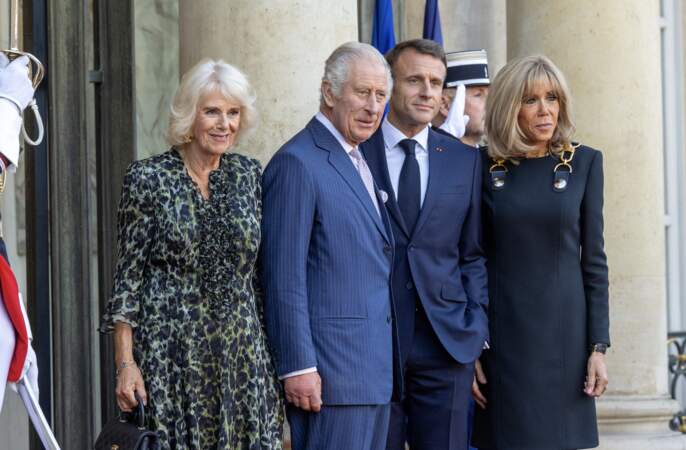 La reine Camilla, le roi Charles III, Emmanuel et Brigitte Macron sont photographiés sur le parvis de l'Élysée, ce jeudi 21 septembre 2023