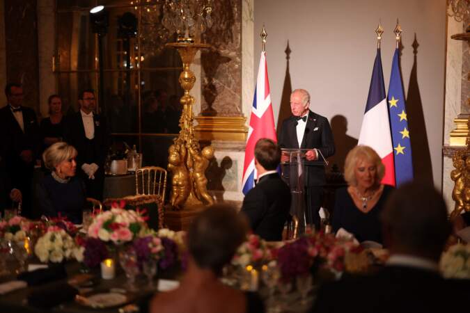 Charles III a pris la parole à la suite du toast porté par Emmanuel Macron, au cours duquel il a alterné le français et l'anglais, lors du dîner d'État, au château de Versailles, ce mercredi 20 septembre 2023