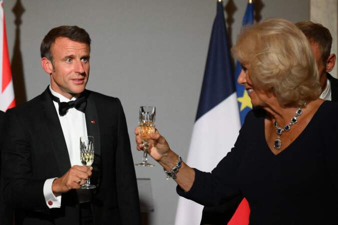 La président Emmanuel Macron et la reine Camilla complices lors du dîner d'état au château de Versailles, ce mercredi 20 septembre 2023