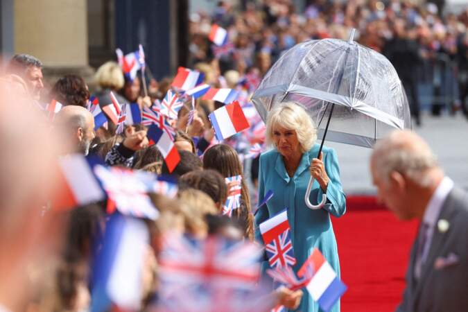 La reine Camilla accueillie par une ribambelle de drapeaux britanniques à son arrivée à l'Hôtel de ville de Bordeaux, ce vendredi 22 septembre 2023