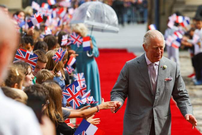 Le roi Charles III et la reine Camilla reçoivent un accueil chaleureux avec une ribambelle de drapeaux britanniques à l'Hôtel de ville de Bordeaux, ce vendredi 22 septembre 2023
