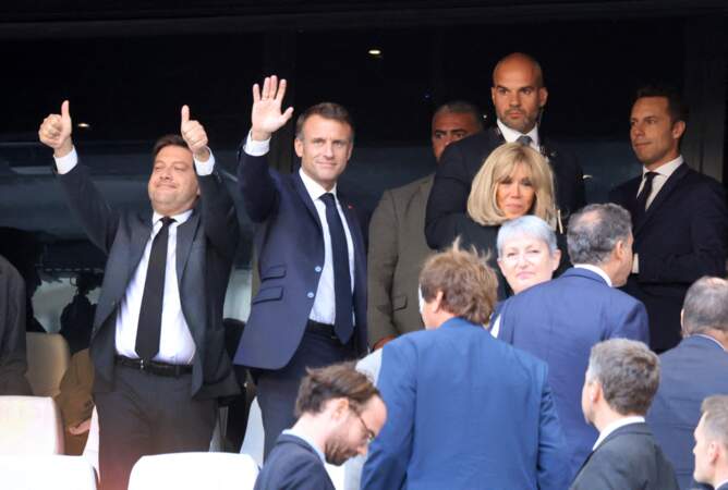 Le président de la République française Emmanuel Macron et son épouse la première dame Brigitte Macron à leur arrivée dans les tribunes du stade Vélodrome de Marseille pour assister à la messe donnée par le pape François
