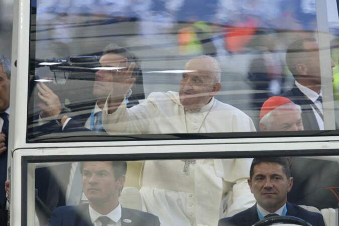 Le pape François salue la foule présente au stade Vélodrome de Marseille juste avant la messe