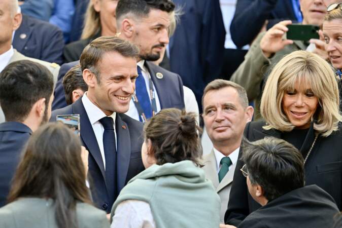 Le président de la République française Emmanuel Macron et son épouse la première dame Brigitte Macron à leur arrivée au stade Vélodrome à Marseille pour assister à la messe donnée par le pape François 