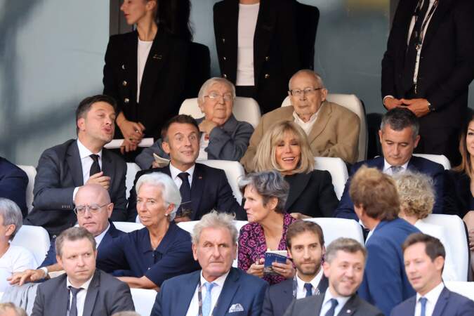 Le président de la République française Emmanuel Macron et son épouse la première dame Brigitte Macron dans les tribunes du stade Vélodrome de Marseille pour assister à la messe donnée par le pape François 