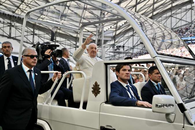 Le pape François salue la foule présente au stade Vélodrome de Marseille juste avant la messe