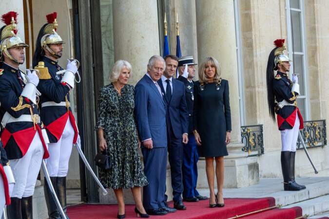 Le président de la République française Emmanuel Macron et sa femme la Première Dame Brigitte Macron reçoivent le roi Charles III d'Angleterre et Camilla Parker Bowles, reine consort d'Angleterre, au palais de L'Elysée à Paris