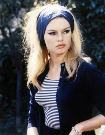 Dans le fillm Mépris, Brigitte Bardot crève l'écran, un large bandeau dans les cheveux. Un accessoire qui deviendra par la suite sa marque de fabrique. 