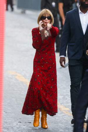 Anna Wintour arrive en robe longue rouge au défilé Louis Vuitton printemps-été 2024 à Paris, le 2 octobre 2023 
