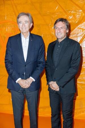 Bernard Arnault en compagnie de Pietro Beccari, président-directeur général de Louis Vuitton, au défilé de la griffe à Paris, le 2 octobre 2023 