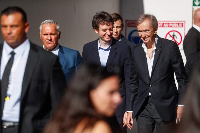 Frédéric Arnault et son père Bernard Arnault sortent du défilé Louis Vuitton printemps-été 2024 à Paris, le 2 octobre 2023 