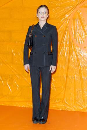 Emma Chamberlain en ensemble tailleur noir au défilé Louis Vuitton printemps-été 2024 à Paris, le 2 octobre 2023 