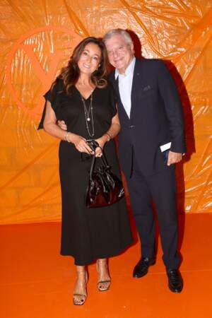 Sidney Toledano,  président-directeur général de LVMH Fashion Group, et sa femme Katia au défilé Louis Vuitton printemps-été 2024 à Paris, le 2 octobre 2023 