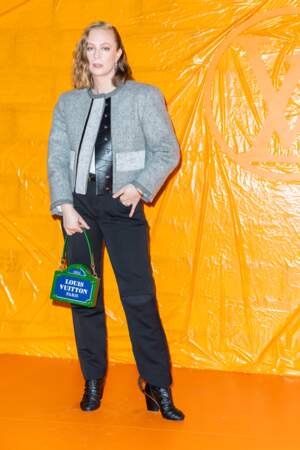 L'actrice américaine Hannah Einbinder avec un sac Louis Vuitton à l'effigie des plaques des rues de Paris, au défilé Louis Vuitton printemps-été 2024 à Paris, le 2 octobre 2023 