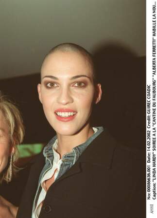 Linda Hardy affiche un look radicalement différent lors d'une soirée à la Cantine du Faubourg, le 14 février 2002