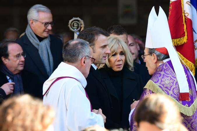 Brigitte et Emmanuel Macron à la sortie des obsèques de Gérard Collomb en la cathédrale Saint-Jean à Lyon le 29 novembre 2023