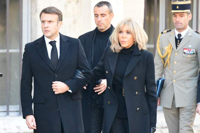 Emmanuel Macron et Brigitte Macron arrivent aux obsèques de Gérard Collomb le 29 novembre 2023, en la cathédrale Saint-Jean, dans le Vieux-Lyon