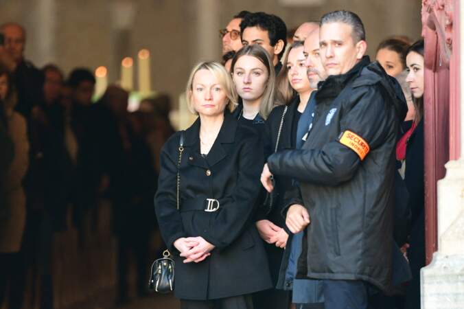 Caroline Rougé, veuve de Gérard Collomb, et leurs filles Clémence, 19 ans, et Camille, 16 ans, assistent aux obsèques de son mari le 29 novembre 2023, en la cathédrale Saint-Jean, dans le Vieux-Lyon