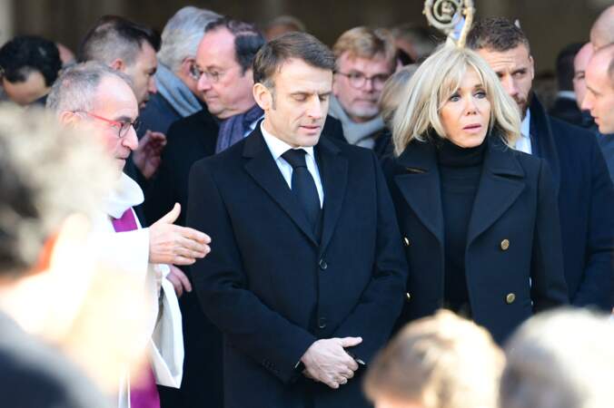 Emmanuel Macron et Brigitte Macron à la sortie des obsèques de Gérard Collomb le 29 novembre 2023, en la cathédrale Saint-Jean, dans le Vieux-Lyon