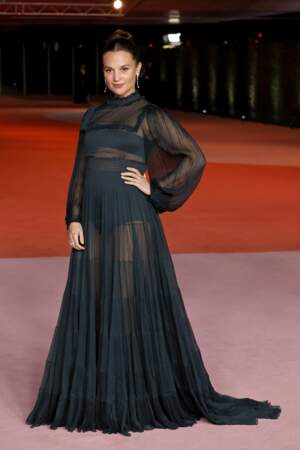 Alicia Vikander en robe Louis Vuitton