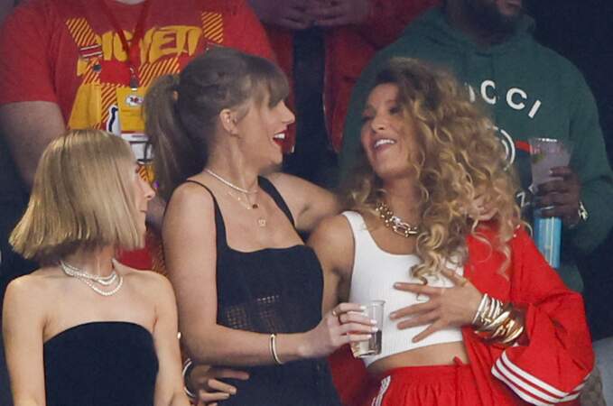 La chanteuse Taylor Swift et l'actrice Blake Lively complices pendant la finale du Super Bowl à Las Vegas, le dimanche 11 février