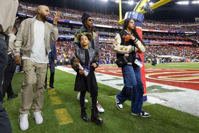 Le rappeur Jay-Z et ses deux filles Blue Ivy et Rumi entrent sur le terrain avant le Super Bowl LVIII au stade Allegiant à Las Vegas, le dimanche 11 février