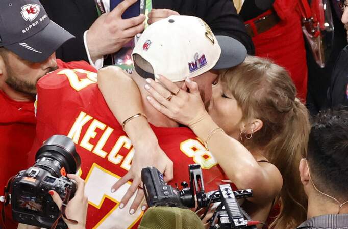 Taylor Swift embrasse son compagnon Travis Kelce après sa victoire au Super Bowl à Las Vegas, le dimanche 11 février 2024