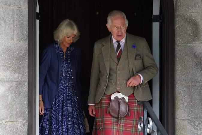 Charles III d'Angleterre et Camilla le jour de l'anniversaire de la mort de la reine Elizabeth II, à Balmoral en Ecosse, le 8 septembre 2023.