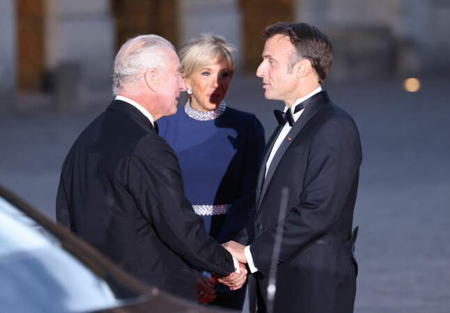 Le président de la République Emmanuel Macron accueille Charles III, pour le dîner royal au château de Versailles, ce mercredi 20 septembre 2023