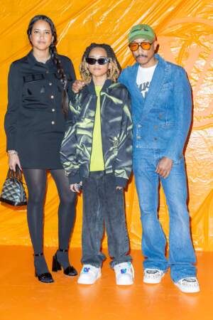 Pharrell Williams pose avec sa femme Helen Lasichanh et leur fille Rocket Williams au défilé Louis Vuitton printemps-été 2024 à Paris, le 2 octobre 2023 