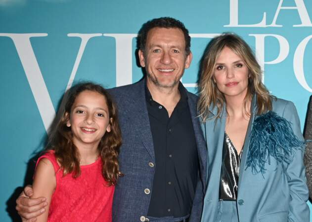Dany Boon avec sa fille Sarah et sa compagne Laurence Arné lors de l'avant-première du film "La Vie pour de vrai" à Paris, le 18 avril 2023.