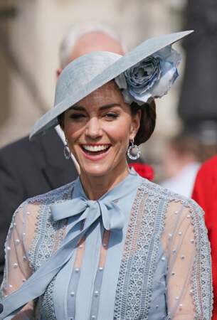 Kate Middleton porte lune blouse à col lavallière bleu à la Garden Party à Londres, le 9 mai 2023