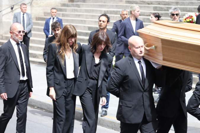 Lou Doillon et Charlotte Gainsbourg peinent à contenir leur émotion à la sortie de l'église Saint-Roch, le jour des obsèques de Jane Birkin, à Paris, le 24 juillet 2023.