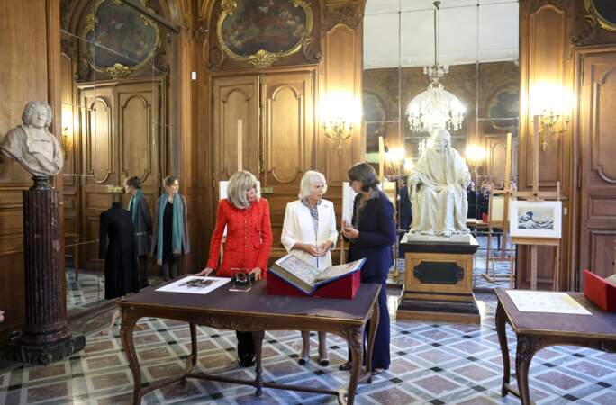La Première dame Brigitte Macron et la reine Camilla Parker concentrées, à la Bibliothèque nationale de France, à Paris, ce jeudi 21 septembre 2023