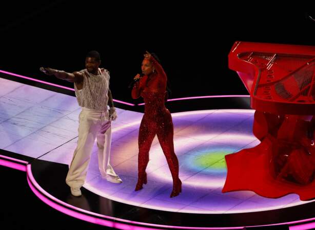 Usher et Alicia Keys ont fait le show à la mi-temps du Super Bowl à l'Allegiant Stadium à Las Vegas, le dimanche 11 février 2024