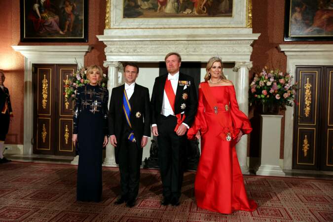 Brigitte Macron, le président Emmanuel Macron, le roi Willem Alexander des Pays-Bas et la reine Maxima immortalisent leurs retrouvailles avant d'assister à un dîner d'État dans le palais royal d'Amsterdam, le 11 avril 2023