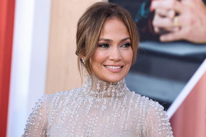 L'iconique Jennifer Lopez, sublime avec un messy bun bas 