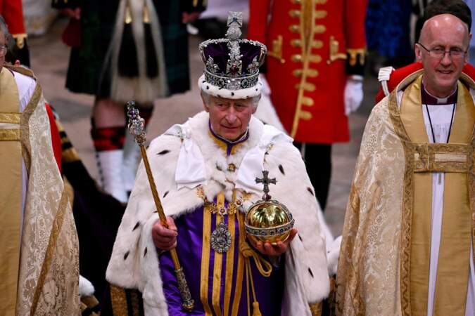 Le 6 mai 2023, le roi Charles III a été couronné à l'abbaye de Westminster, de Londres, succédant à sa mère, Elizabeth II.