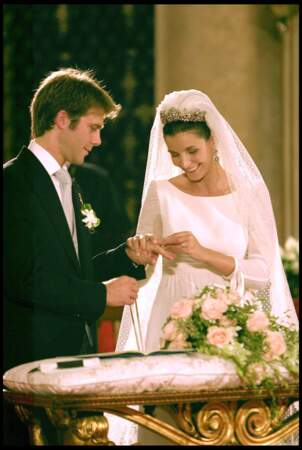 Clotilde Courau et Emmanuel-Philibert de Savoie s'échangent leurs alliances, à la Basilique Sainte-Marie-des-Anges-et-des-Martyrs, de Rome, le 25 septembre 2003