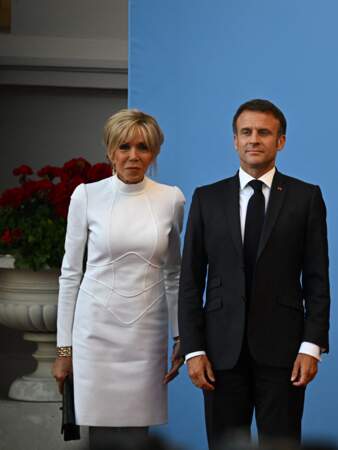 Brigitte Macron en robe immaculée de créateur pour accueillir le président lituanien Gitanas Nauseda et son épouse Diana Nausediene lors du sommet de l'OTAN à Vilnius, en Lituanie. Le 11 juillet 2023