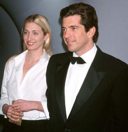 Carolyn Bessette et JFK sont l'un des couples phares des soirées new-yorkaises, à l'instar de cette soirée "Brite Nite Whitney", en mars 1999. 