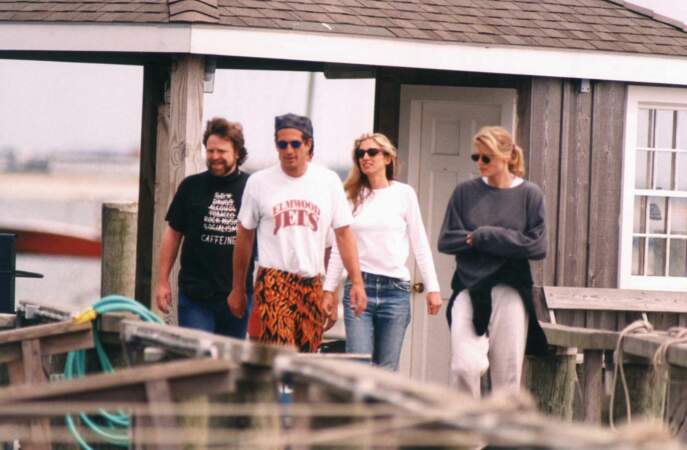 John John Kennedy et Carolyn Bessette sont constamment suivis, même lors de leurs vacances au Cap Cod, dans le Massachusetts, en septembre 1995.