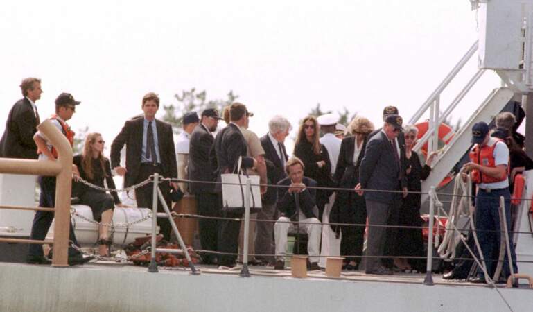 La famille de JFK Jr. se réunit le 23 juillet 1999 pour enterrer John John au Cap Cod. 