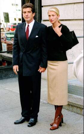 Quelques mois après leur mariage (ici en octobre 1996), John John et Carolyn Bessette sont photographiés devant leur appartement de New York.