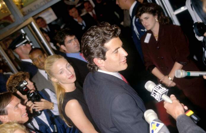 John John Kennedy et son épouse, Carolyn Bessette, à la première du film "Air Force One", en juillet 1997. 