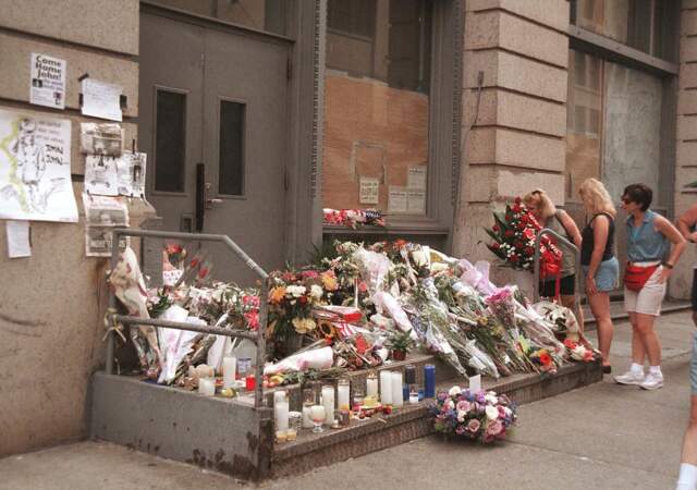 Des fleurs sont déposés, en juillet 1999, quelques jours après le décès de JFK Jr. et Carolyn Bessette.